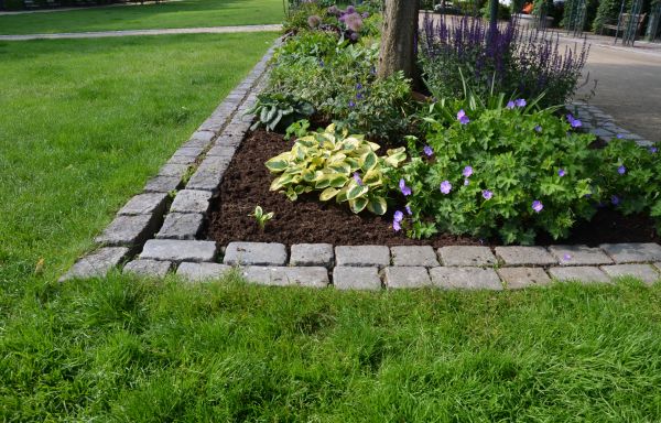Flower Bed Mulching in Nokomis